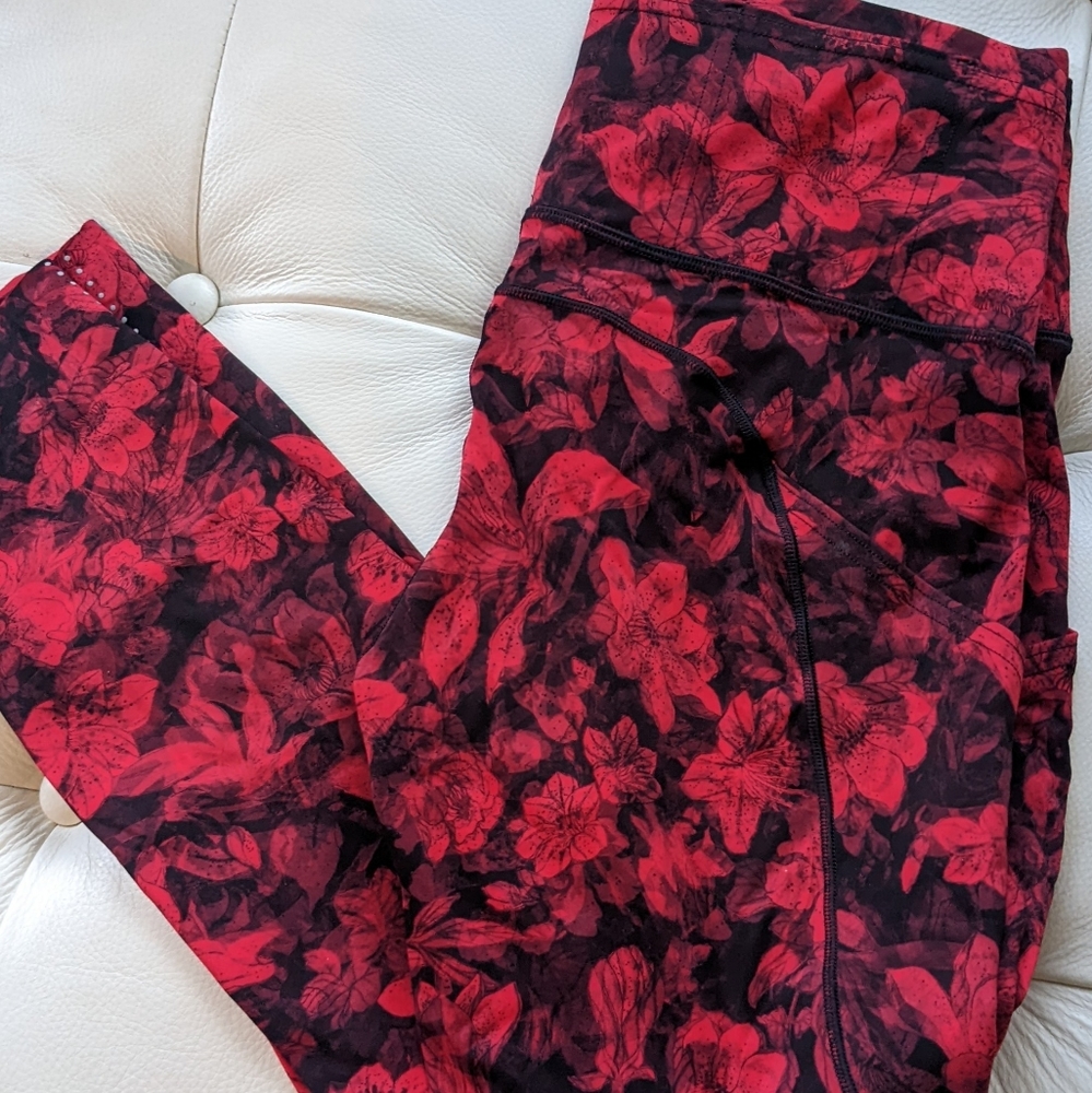 Red/black floral print Lululemon 7/8 tight
